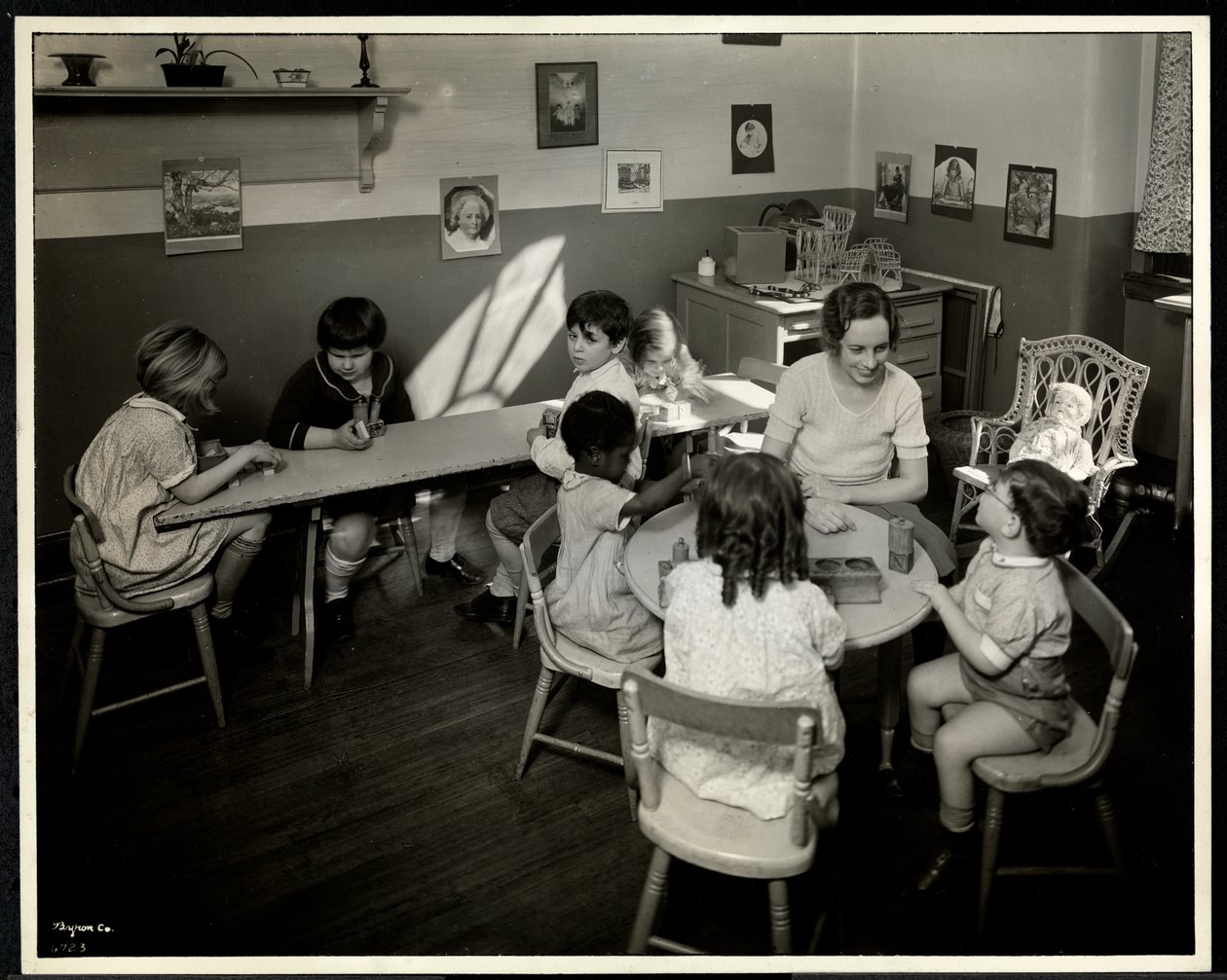 Jovens cegos com deficiência visual de uma professora no berçário da Associação Nova-Nova para os Cegos, 111 East 59th Street, Nova York, 1933 (impressão em gelatina de prata) de Byron Company