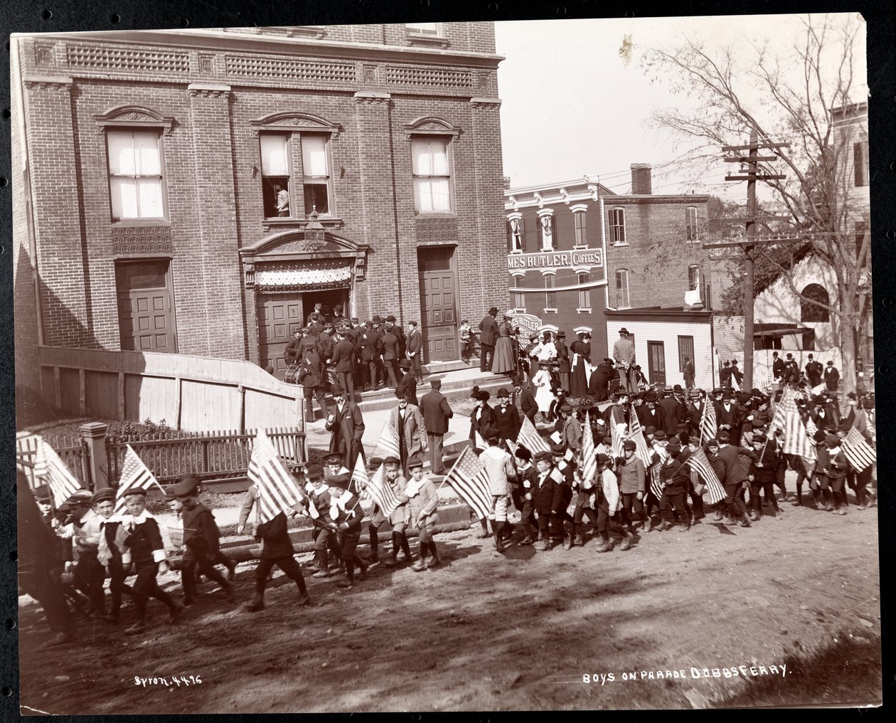 Meninos jovens, com, bandeiras, marchando, em, um, desfile, em, Dobbs, balsa, nova iorque, 1898, (silver, gelatin, print) de Byron Company