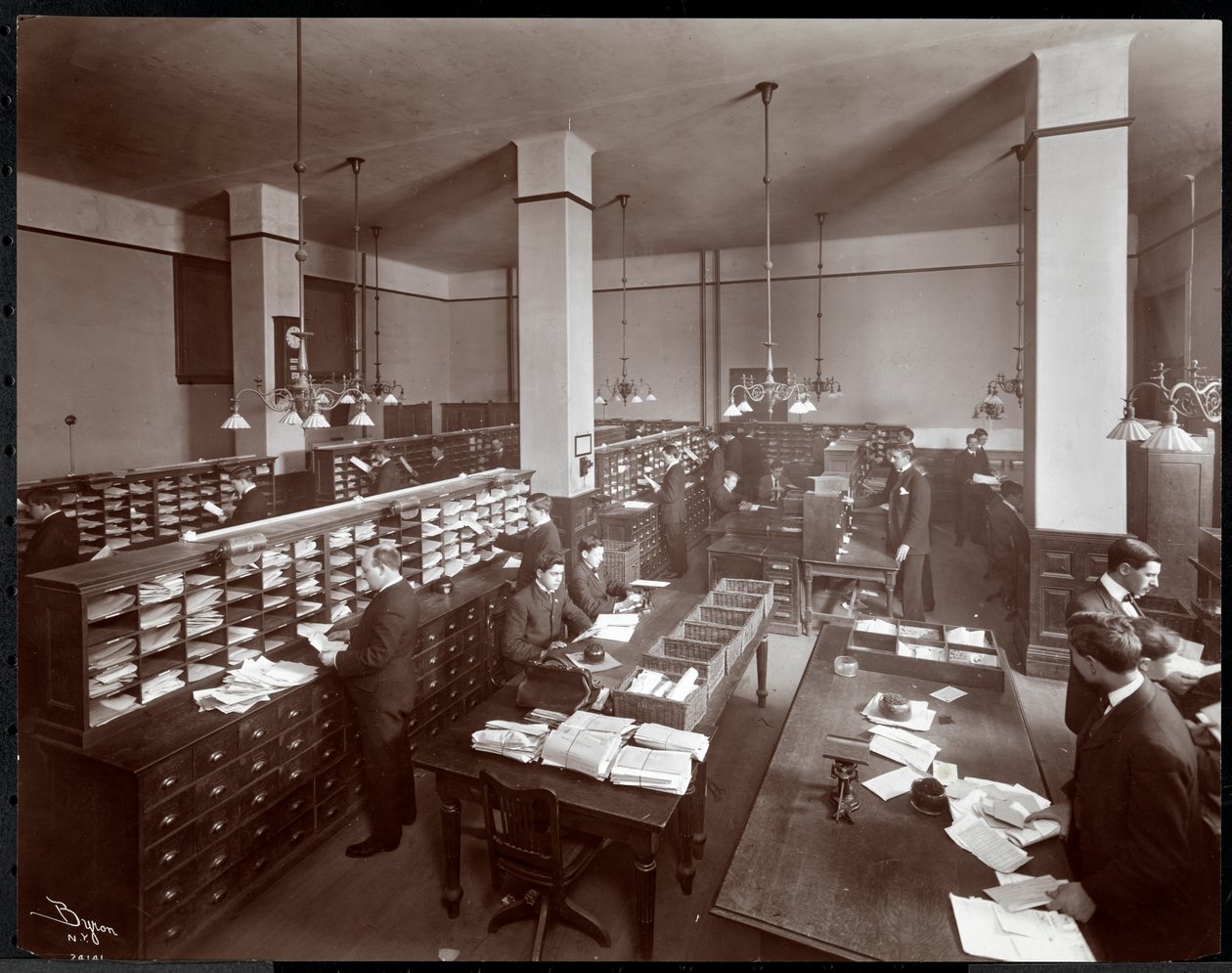Jovens trabalhando em uma sala de correspondência na Metropolitan Life Insurance Co. na 23rd Street e Madison Avenue, Nova York, 1907 (impressão em gelatina de prata) de Byron Company