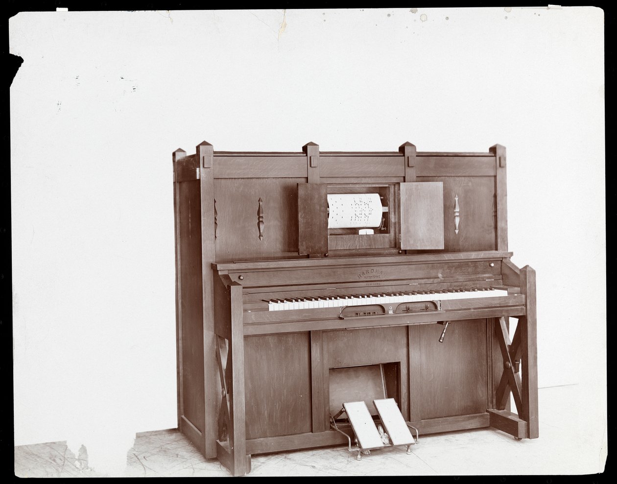 Um piano do Hardman Peck und Co., 1907 (impressão em gelatina prateada) de Byron Company