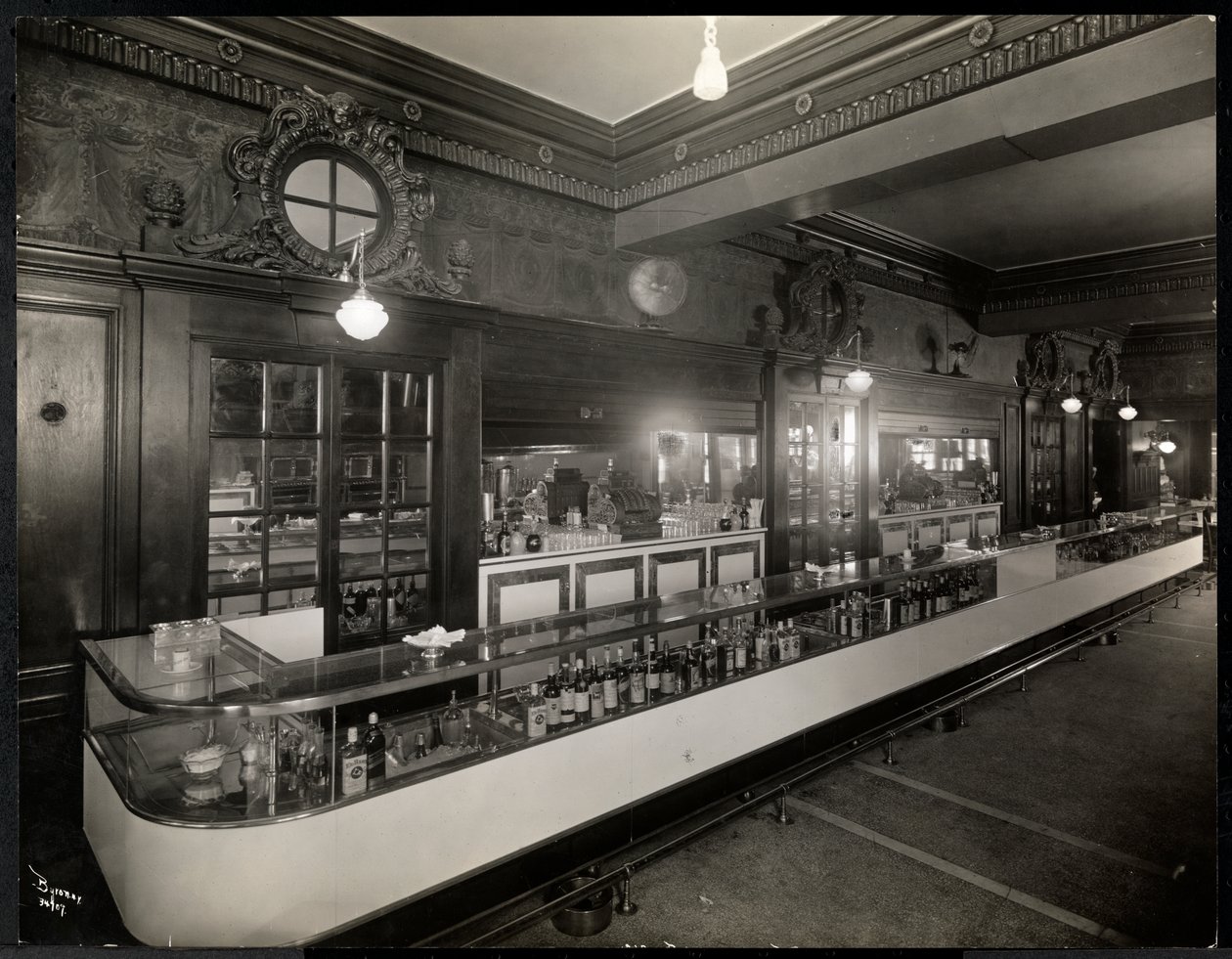 Um bar no Robert Treat Hotel, Newark, Nova Jersey, 1916 (impressão em gelatina de prata) de Byron Company