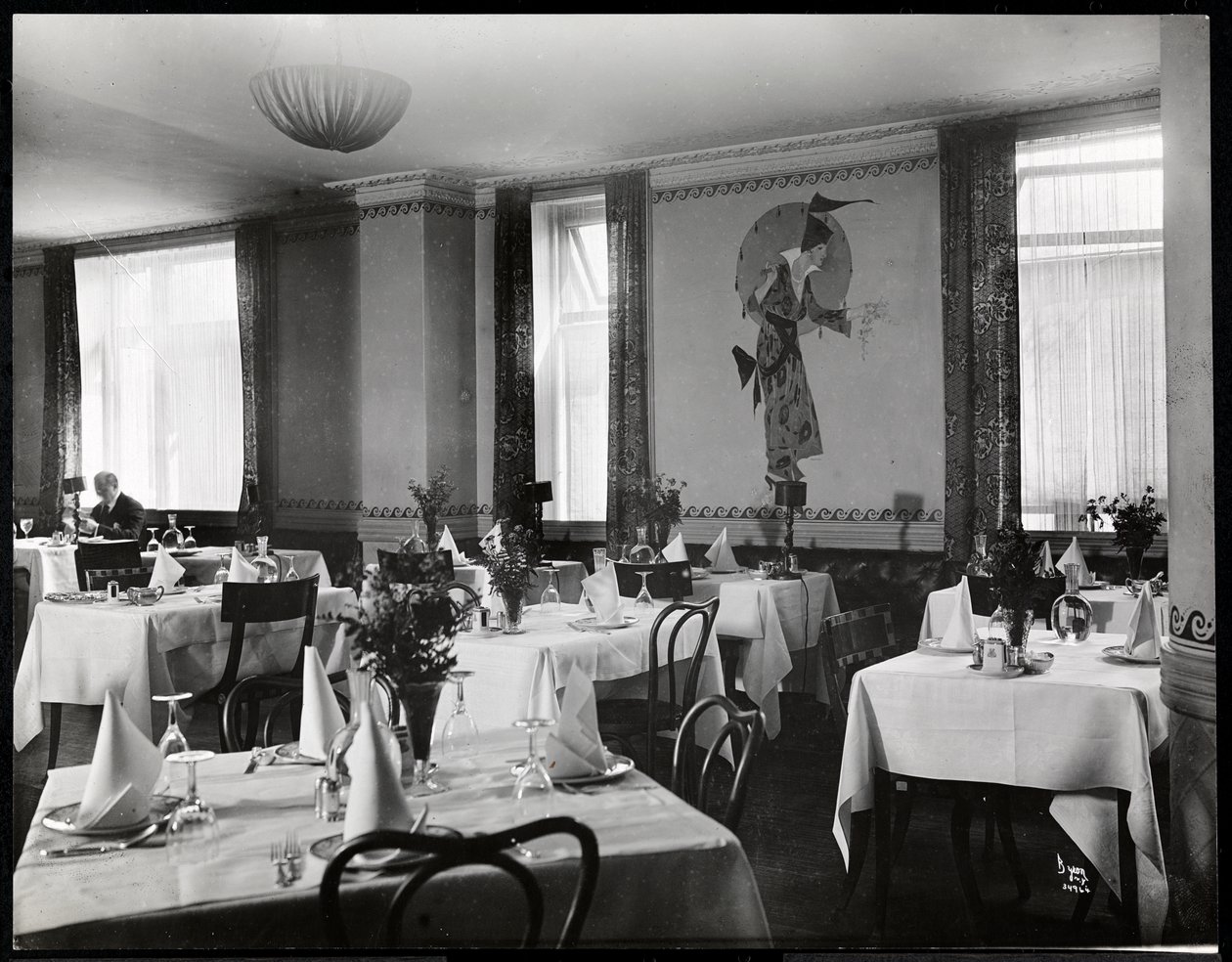 Uma sala de jantar no Hotel Majestic, 1916 ou 1917 (impressão de gelatina de prata) de Byron Company