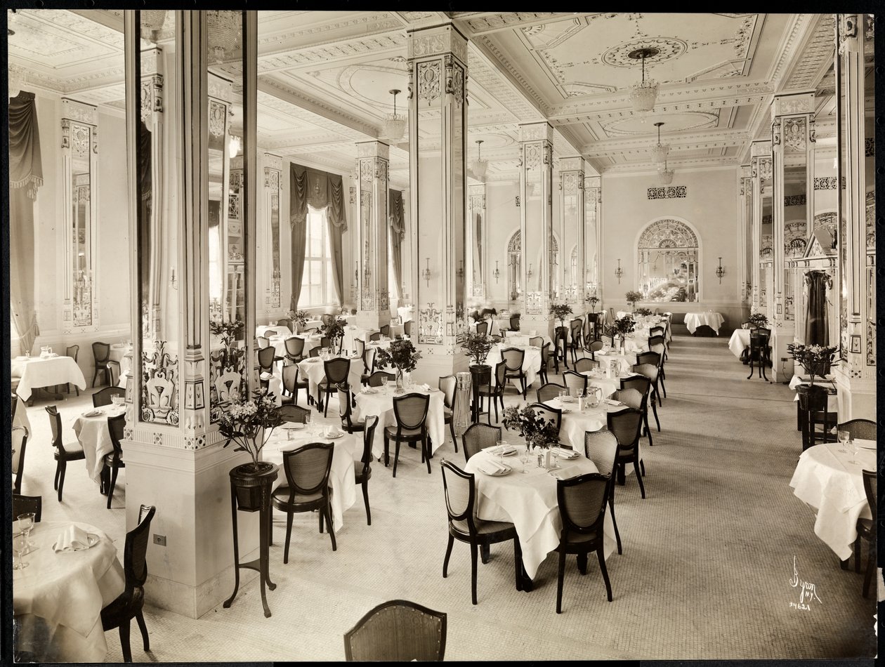 Uma sala de jantar no Robert Treat Hotel, Newark, Nova Jersey, 1916 (impressão em gelatina de prata) de Byron Company