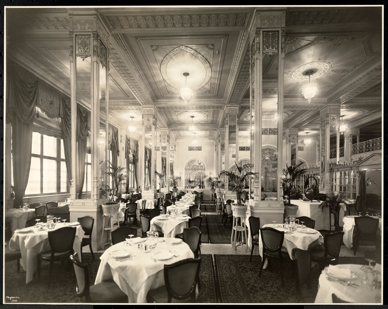Uma sala de jantar no Robert Treat Hotel, Newark, Nova Jersey, 1916 (impressão em gelatina de prata) de Byron Company
