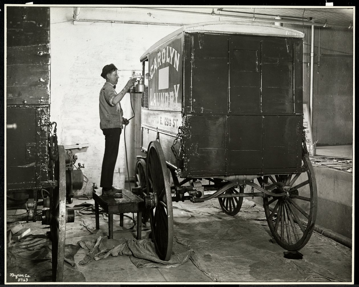 Um, homem, spraypainting, um, entrega, vagão, de, a, carilyn, lavanderia, em, 111, leste, 128th, rua, leste, harlem, nova iorque, 1929, (silver, gelatin, imprime) de Byron Company