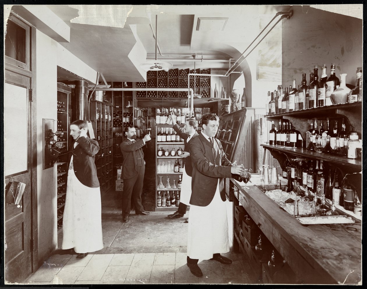 Uma despensa no Hotel Manhattan, 1902 (impressão em gelatina de prata) de Byron Company