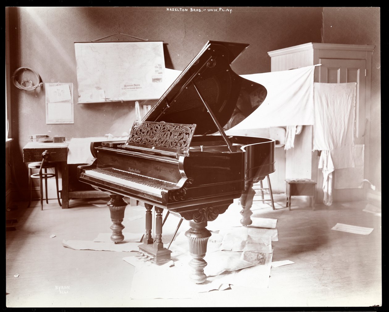 Um piano de Hazelton Brothers Piano Co. em University Place, Nova York, 1898 (impressão em gelatina de prata) de Byron Company