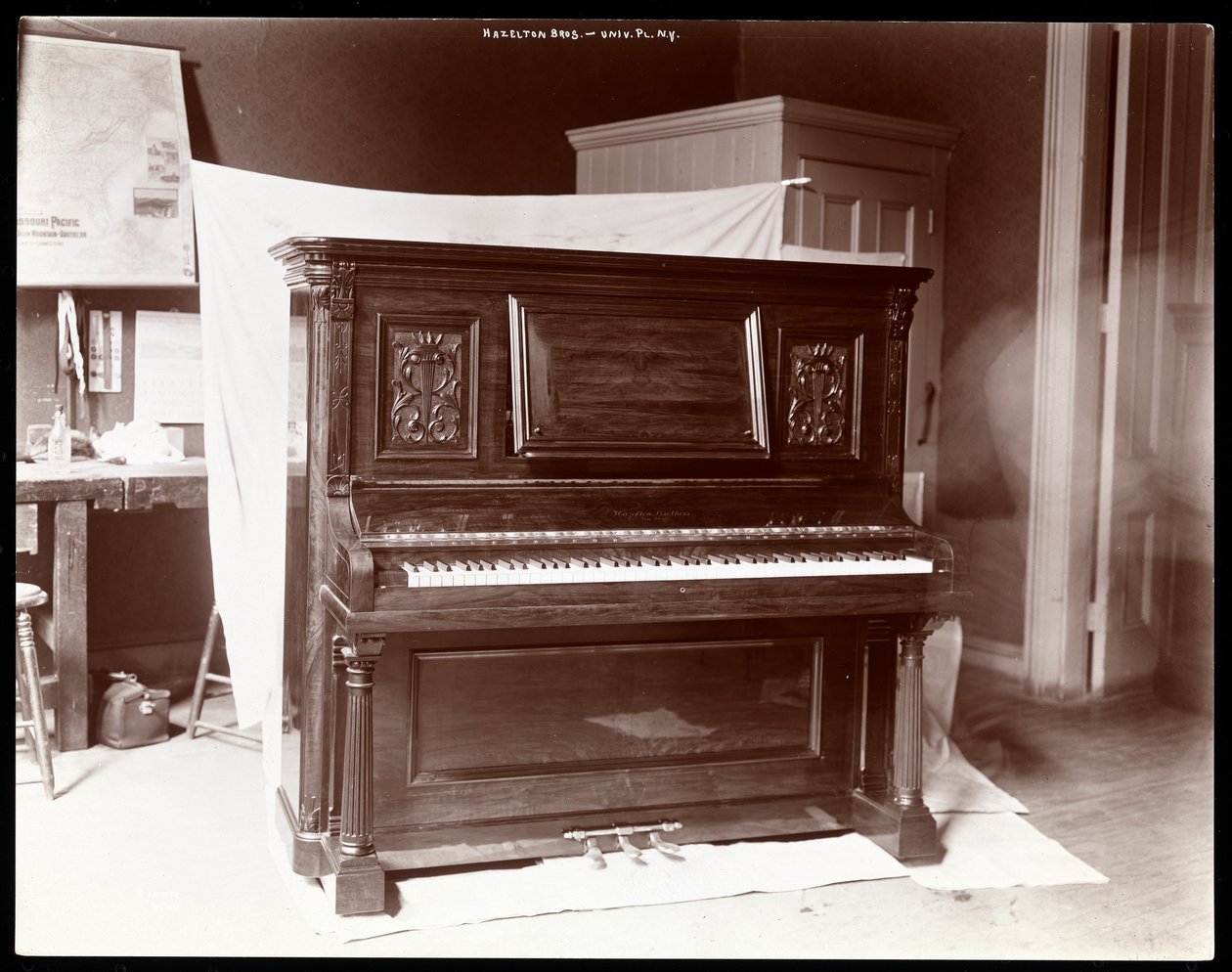 Um piano de Hazelton Brothers Piano Co. em University Place, Nova York, 1898 (impressão em gelatina de prata) de Byron Company