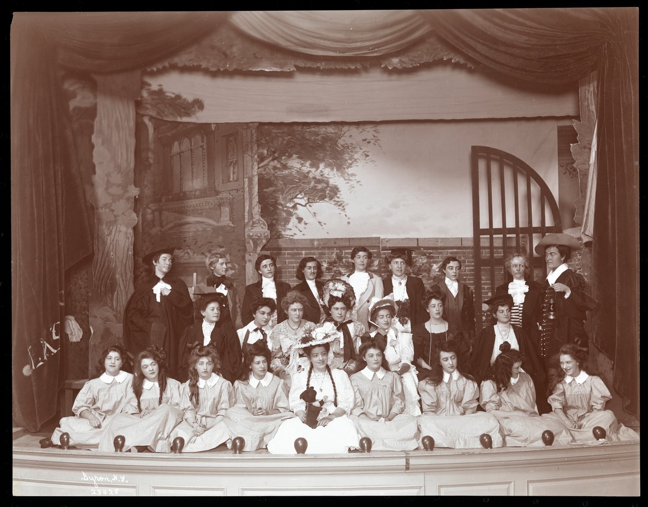 Uma cena de uma produção amadora de uma peça intitulada Angelina, A herdeira órfão apresentada no Barnard College, em Nova York (impressão em gelatina de prata) de Byron Company