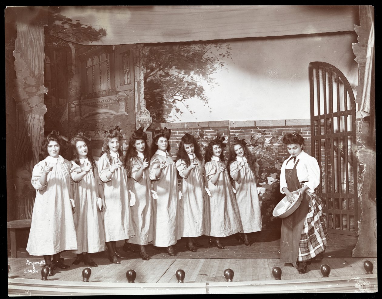 Uma cena de uma produção amadora de uma peça intitulada Angelina, A herdeira órfão apresentada no Barnard College, em Nova York (impressão em gelatina de prata) de Byron Company