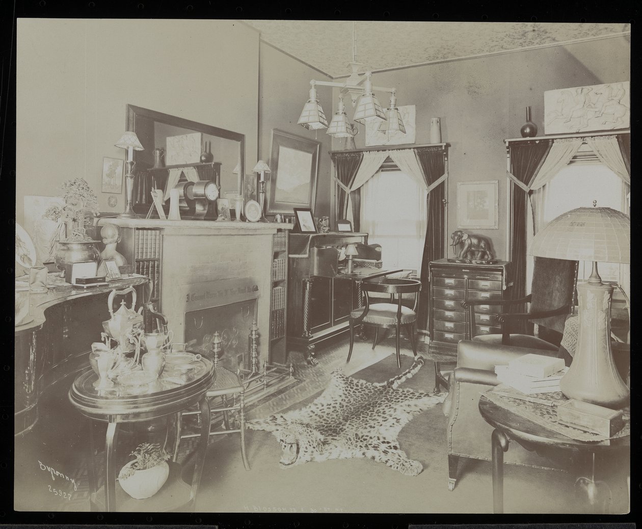 Uma sala de estar na casa do dramaturgo Henry Martyn Blossom, em 23 East 30th Street, Nova York, 1908 (impressão em gelatina de prata) de Byron Company