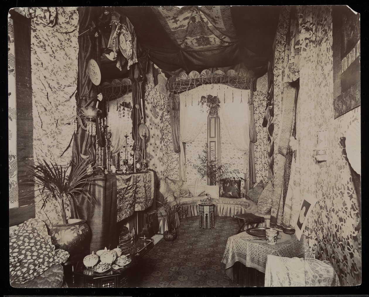 Uma sala de estar ornamentada na residência de Blakely Hall, na 11 West 45th Street, Nova York, 1896-98 (impressão de gelatina prateada) de Byron Company