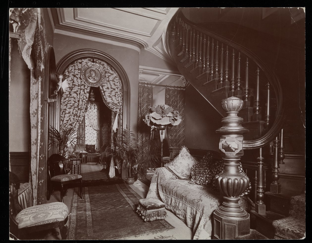 Uma sala de estar ornamentada na residência de Blakely Hall, na 11 West 45th Street, Nova York, 1896-98 (impressão de gelatina prateada) de Byron Company