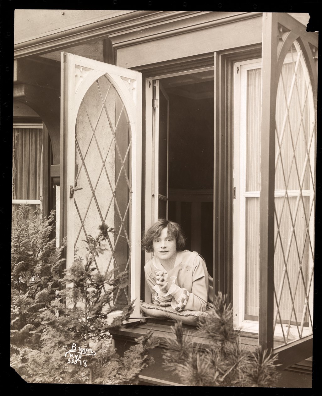 Anne Murdock em casa, c.1915 (impressão de gelatina de prata) de Byron Company