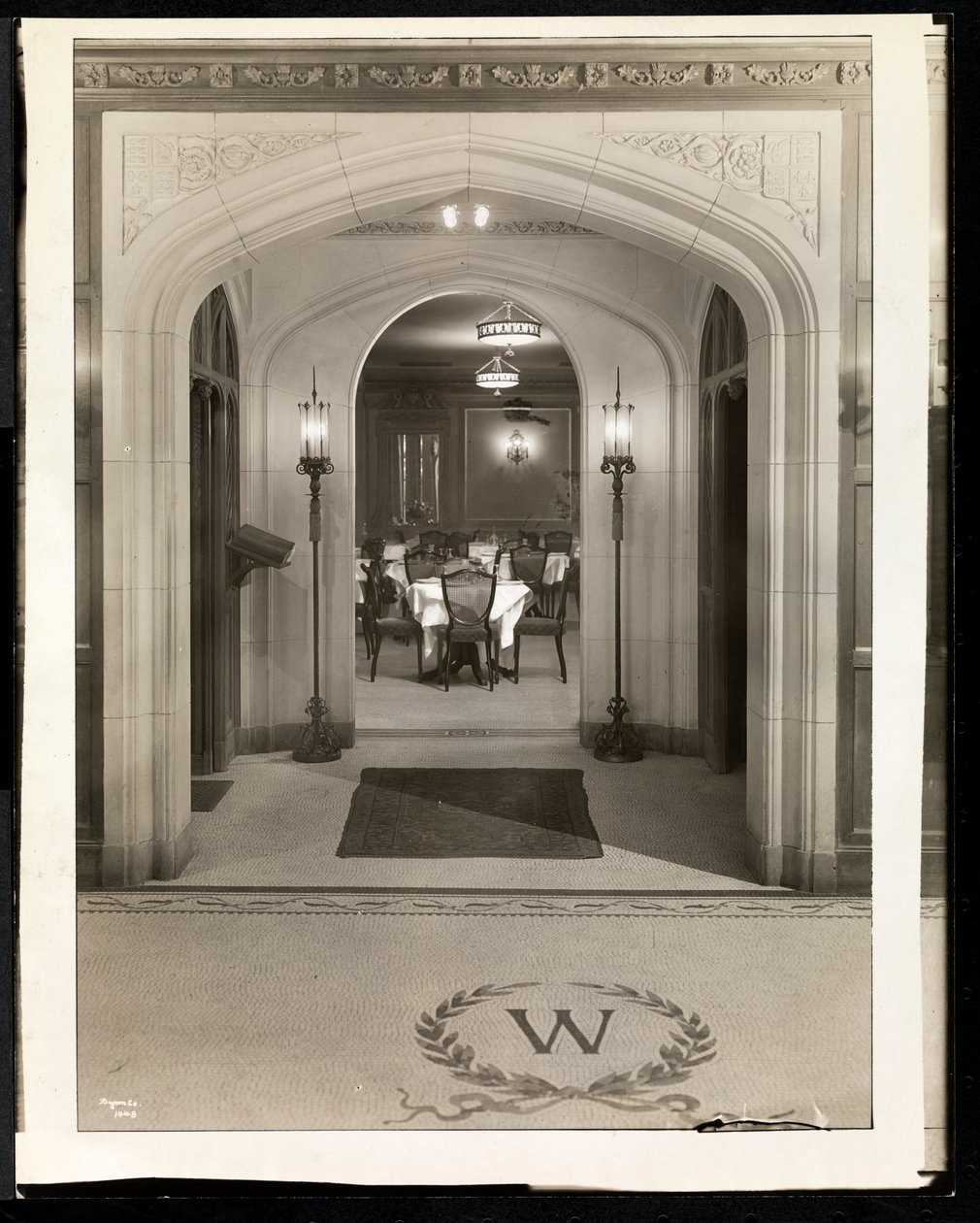 Arco que leva à sala de jantar do Hotel Woodward, Broadway e 55th Street, Nova York, 1920 (impressão em gelatina de prata) de Byron Company