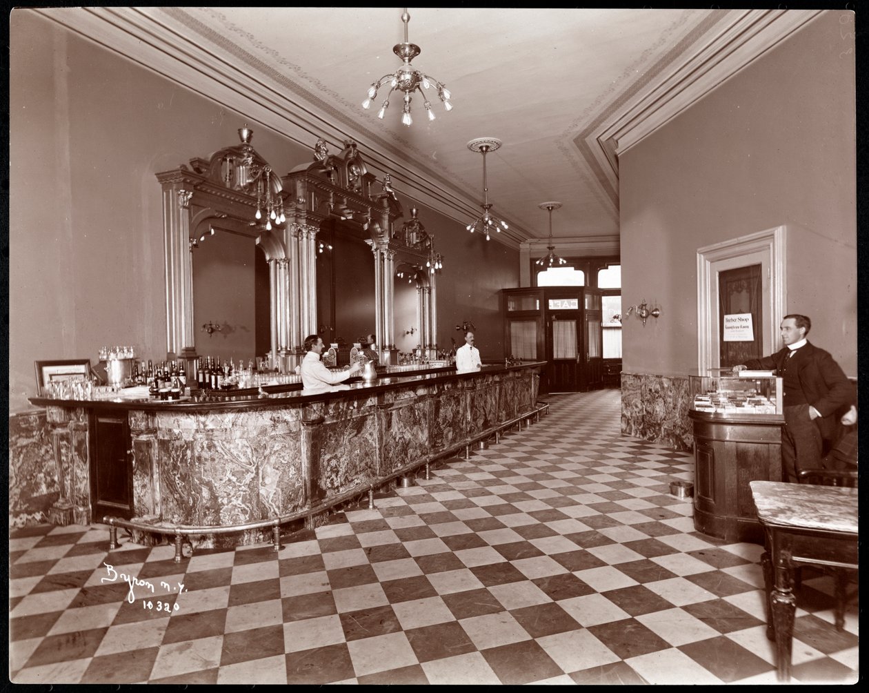 Bar na Gilsey House, Broadway e 29th Street, Nova York, 1900 ou 1901 (impressão em gelatina de prata) de Byron Company