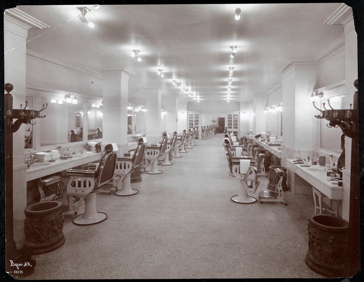 Barbearia no Hotel Knickerbocker, 1906 (impressão em gelatina prateada) de Byron Company