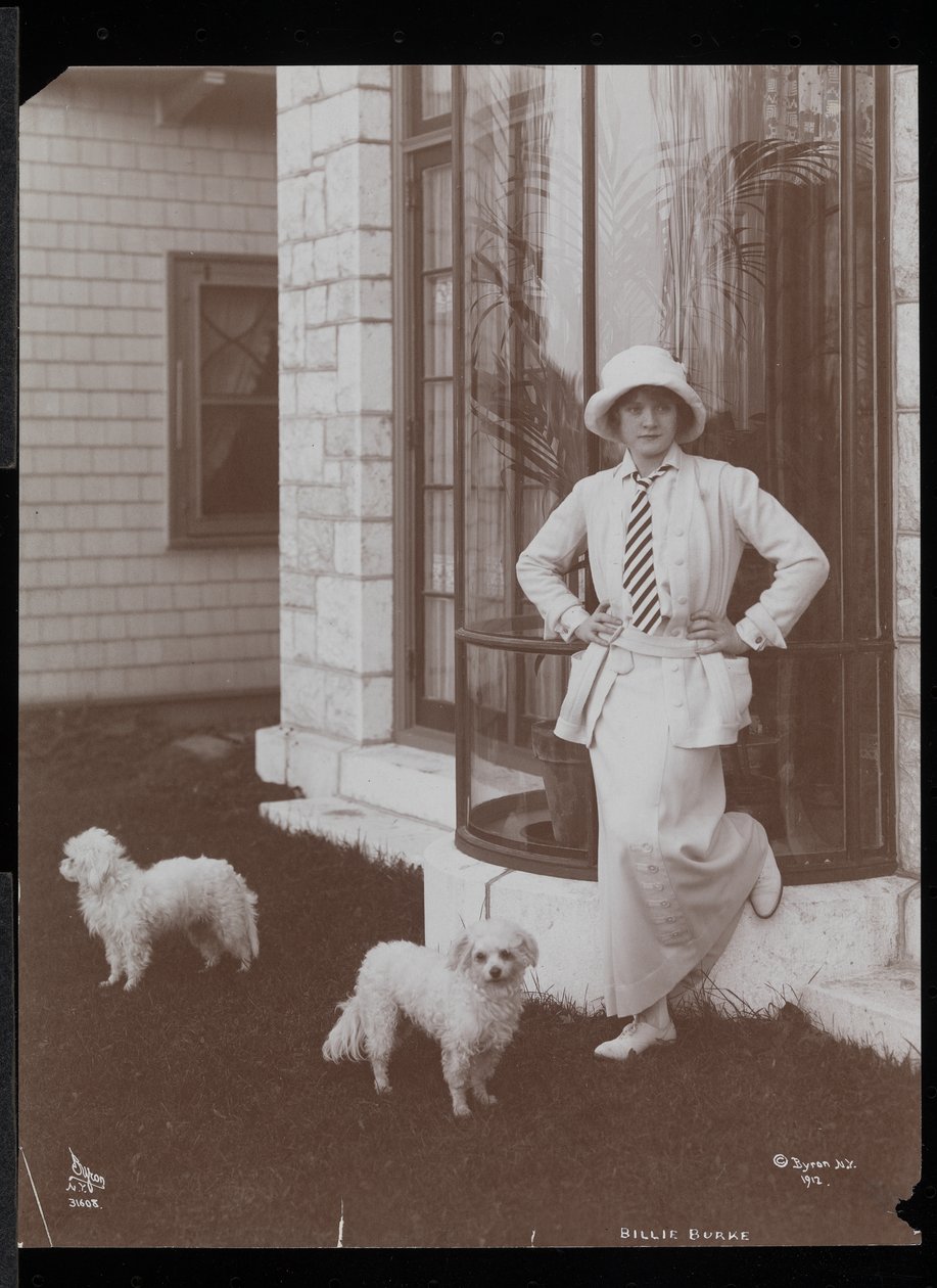 Billie Burke e dois cães em Burkeleigh Crest, sua casa em Hastingson, Nova York, 1912 (impressão em gelatina de prata) de Byron Company