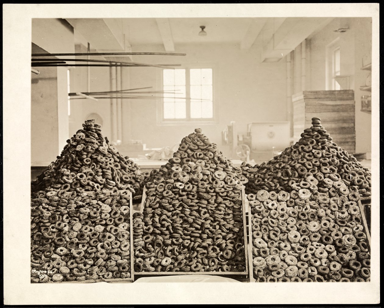 Caixas de donuts para o Exército de Salvação no Hotel Commodore, 1919 (impressão de gelatina de prata) de Byron Company