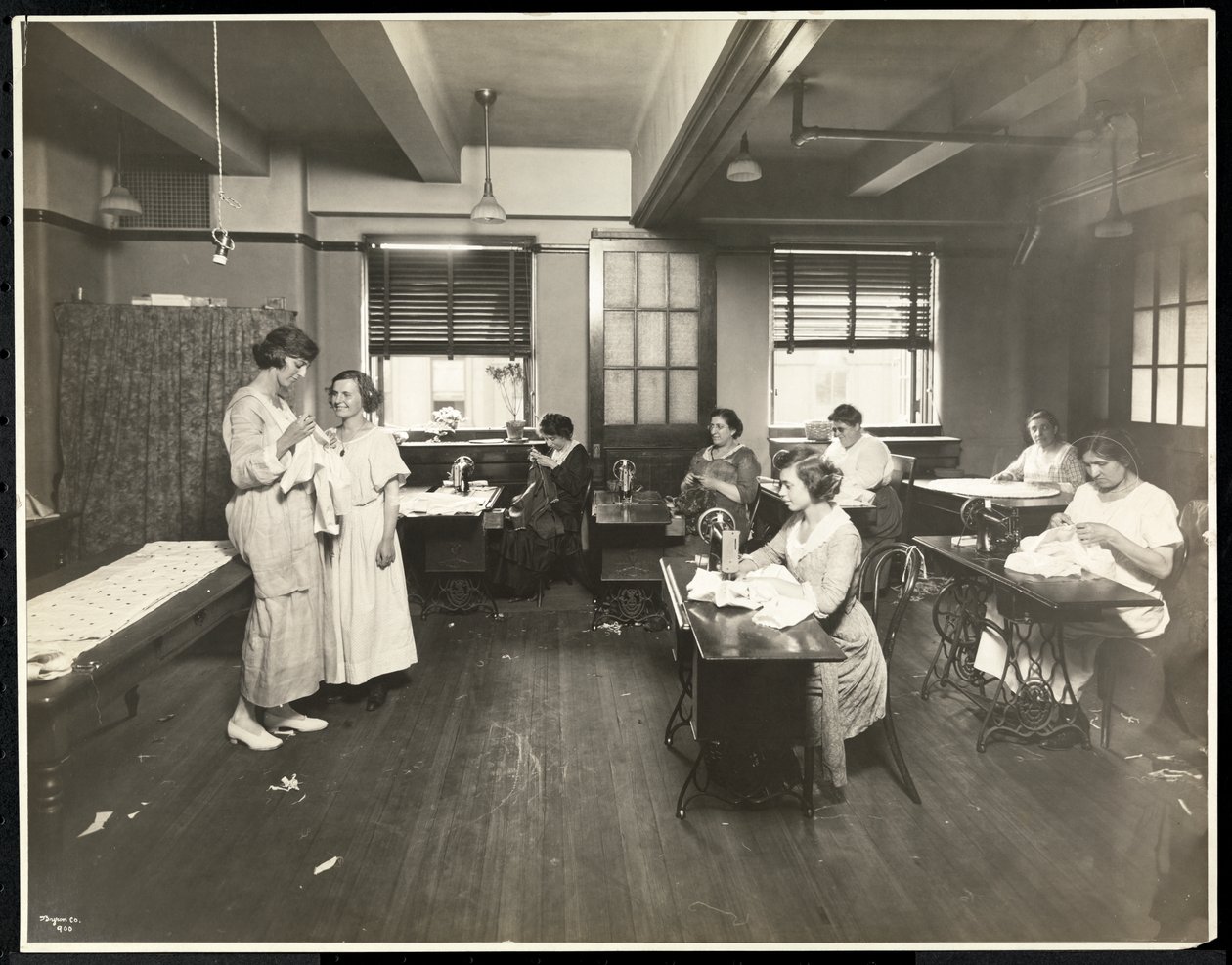 Jovens mulheres cegas e uma professora costurando em uma sala de aula na Associação para Cegos de Nova York, 111 East 59th Street, Nova York, 1921 (impressão em gelatina de prata) de Byron Company