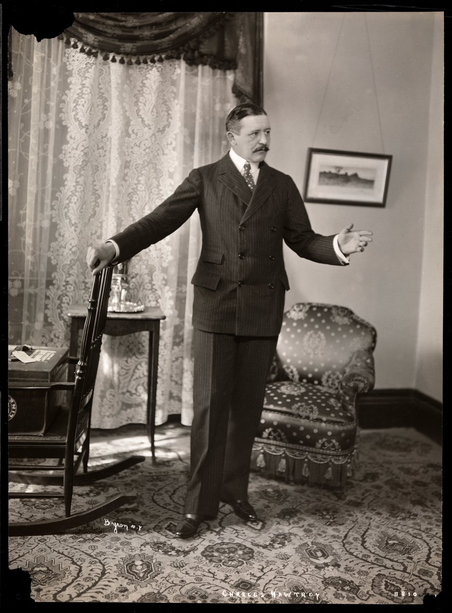 Charles Hawtrey em seu apartamento em Holland House, na Quinta Avenida, Nova York, 1901-2 (impressão em gelatina de prata) de Byron Company