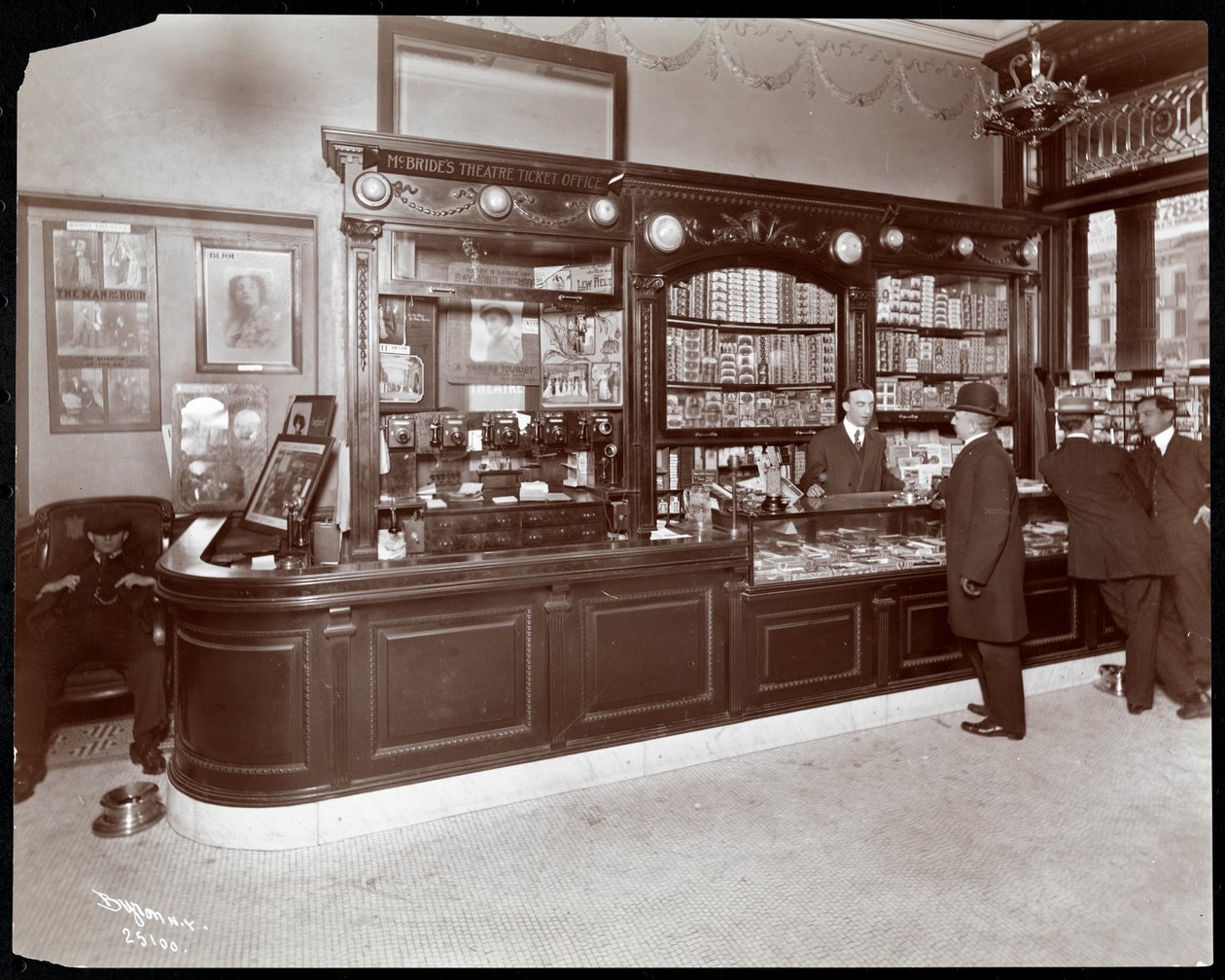 Balcão de venda de ingressos para charutos e teatros no Hotel Cadillac, 1907 (estampa de gelatina prateada) de Byron Company