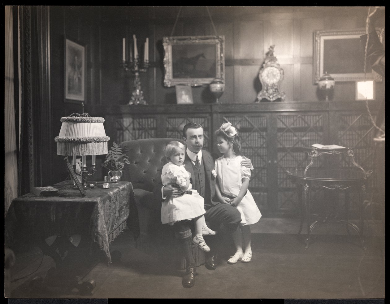 Clarence Mackay com seus filhos na biblioteca de Harbour Hill, em Roslyn, Long Island, c.1905 (impressão em gelatina de prata) de Byron Company
