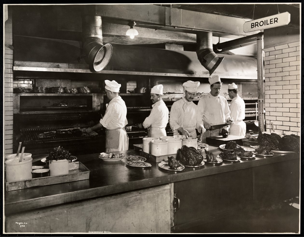 Cozinheiros na grelha na cozinha do Hotel Commodore, 1919 (impressão em gelatina de prata) de Byron Company