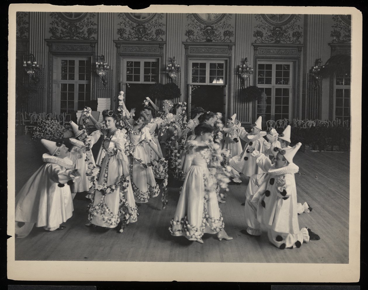Dançando no James Hazen Hyde Ball, Nova York, 31 de janeiro de 1905 (impressão de gelatina de prata) de Byron Company