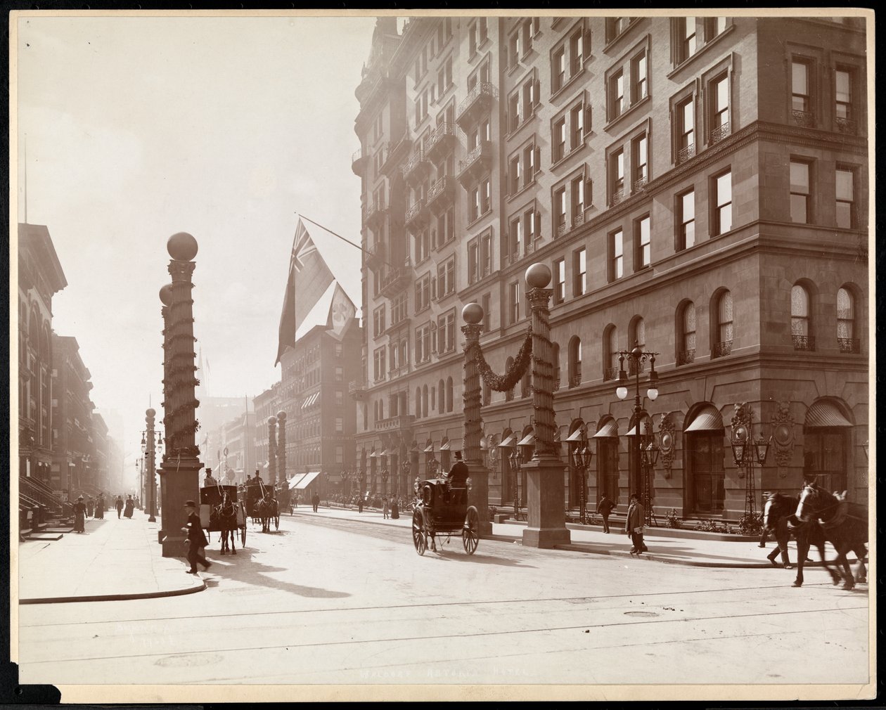 Decorações para o desfile de Dewey no Waldorf Astoria Hotel, 33rd Street e 5th Avenue, Nova York, 1899 (impressão em gelatina de prata) de Byron Company