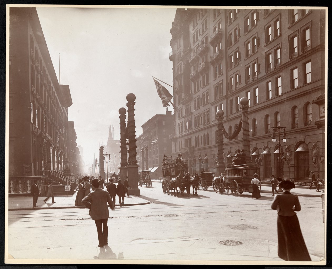 Decorações para o Desfile de Dewey em frente ao Waldorf Astoria Hotel na 33rd Street e 5th Avenue, Nova York, 1899 (impressão em gelatina de prata) de Byron Company