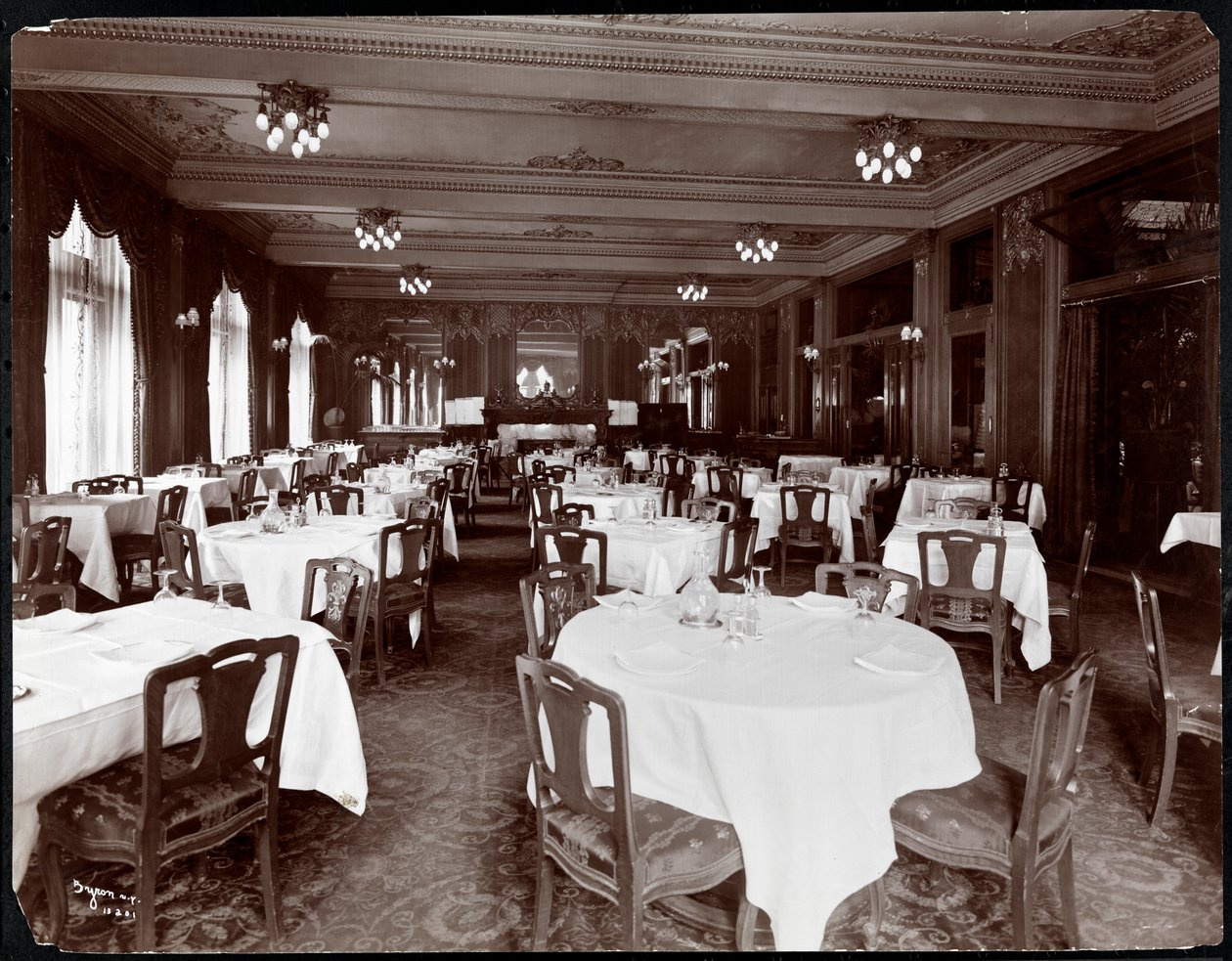 Sala de jantar no Hotel Delmonico, 1902 (impressão em gelatina prateada) de Byron Company