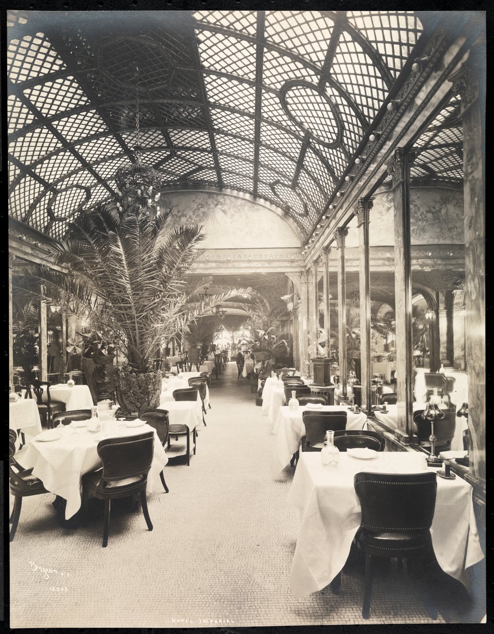 Sala de jantar no Hotel Imperial, 1904 (impressão em gelatina de prata) de Byron Company