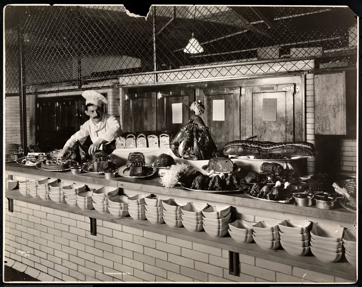 Exposição de carnes frias na cozinha do Commodore Hotel, 1919 (impressão em gelatina de prata) de Byron Company