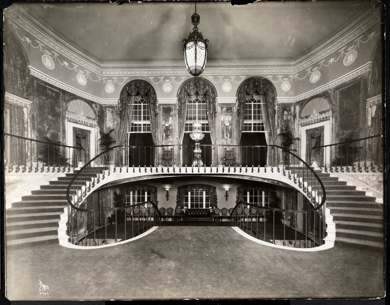 Escadaria dupla no Ritz-Carlton Hotel, 1913 (impressão em gelatina de prata) de Byron Company