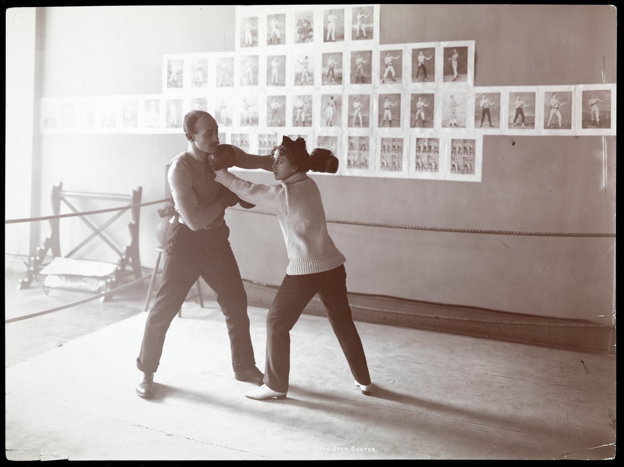 Edna Wallace Hopper posou em um ringue de boxe com Jack Cooper em seu ginásio na Broadway e 37th Street, Nova York, 1899 (impressão de gelatina de prata) de Byron Company
