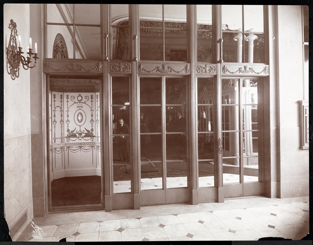 Elevadores no Ritz-Carlton Hotel, 1910 ou 1911 (impressão em gelatina prateada) de Byron Company
