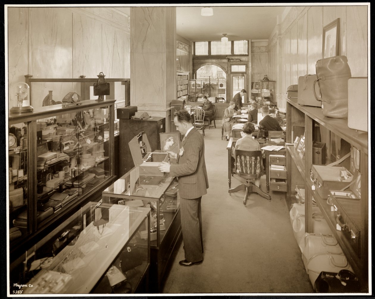 En Route Service, Inc., no Hotel Savoy Plaza, 59th Street e 5th Avenue, Nova York, 1928 (impressão em gelatina de prata) de Byron Company