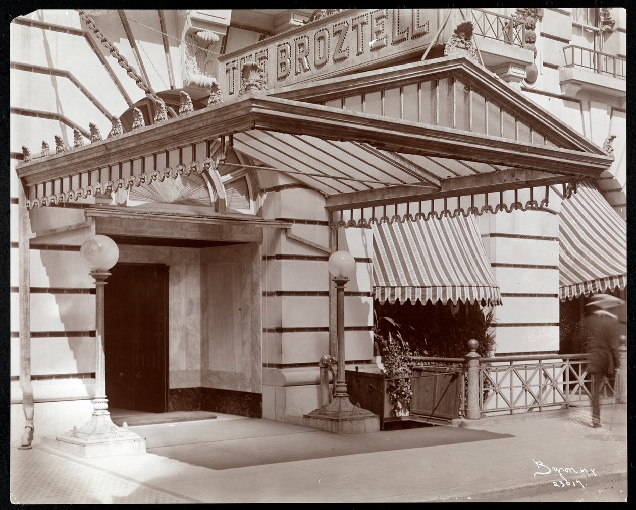 Entrada do Hotel Broztell, 3 East 27th Street, Nova York, 1906 (impressão em gelatina de prata) de Byron Company