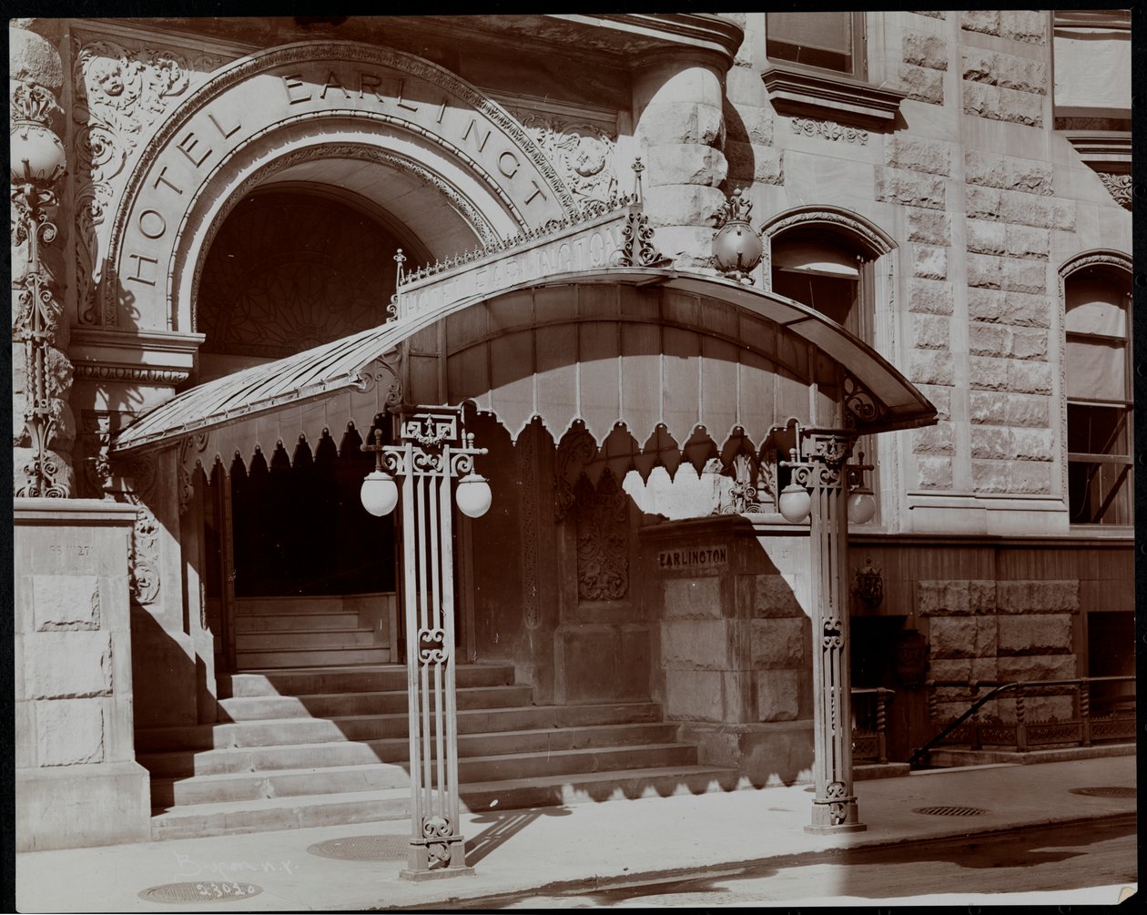 Entrada do hotel Earlington, 55 West 27th Street, Nova York, 1906 (impressão em gelatina de prata) de Byron Company