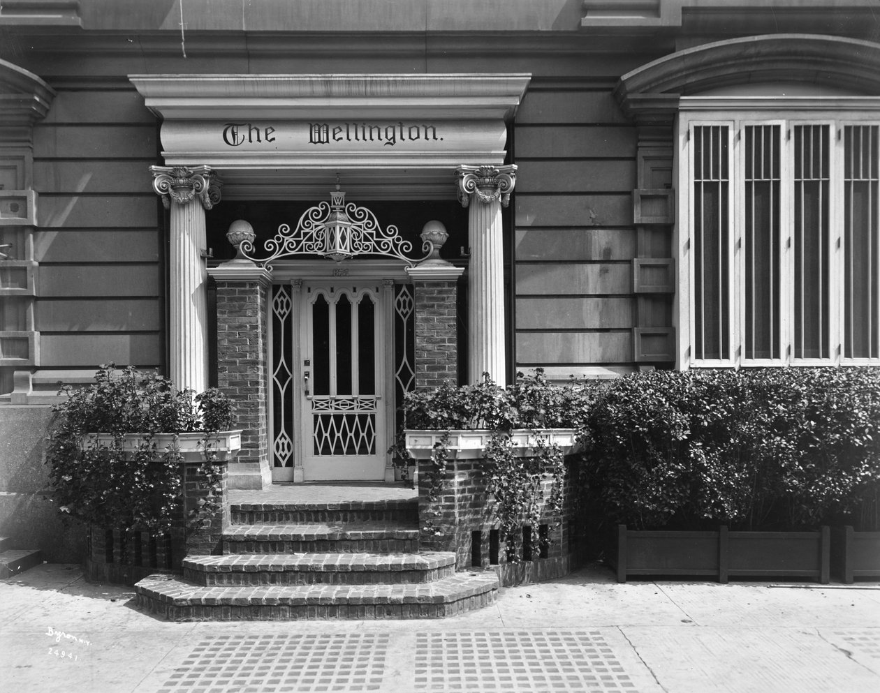 Entrada para o Hotel Wellington, 871 7th Avenue, Nova York, 1907 (impressão em gelatina de prata) de Byron Company