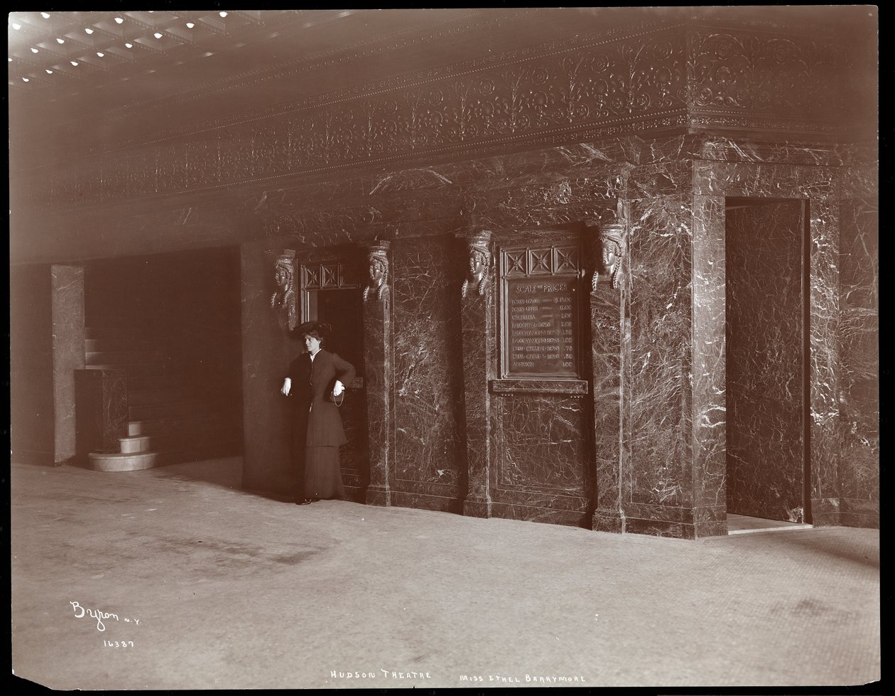 Ethel Barrymore no lobby do Teatro Hudson em Nova York, 1903 (impressão em gelatina de prata) de Byron Company