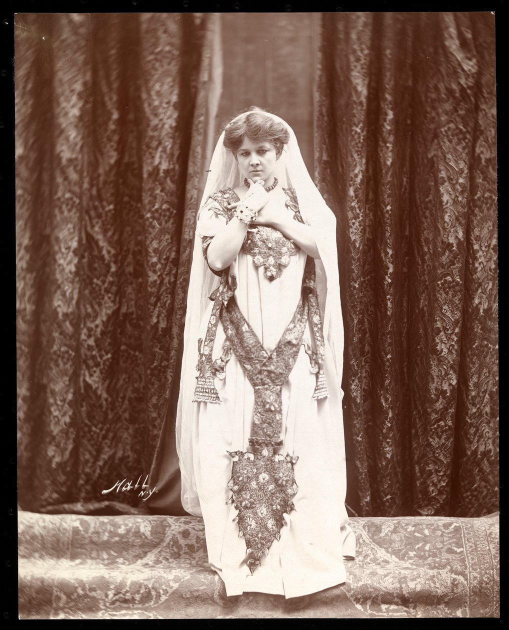 Eva Fay no Roof Garden de Hammerstein, Nova York, c.1910 (impressão em gelatina de prata) de Byron Company