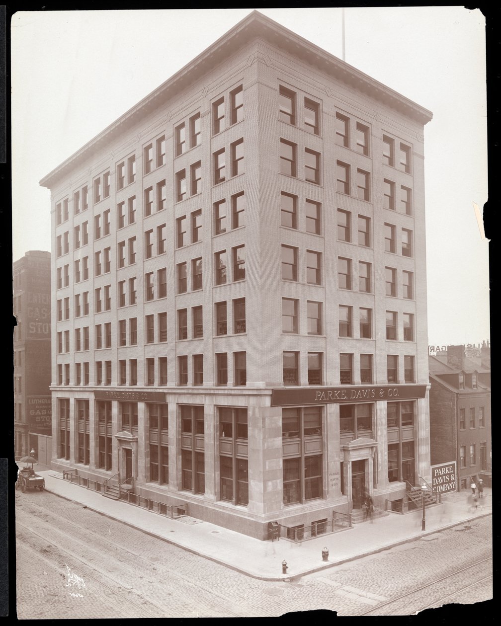 Vista exterior do Parke, edifício Davis und Co., ruas Hudson und Vestry, Nova Iorque, 1910 (impressão em gelatina prateada) de Byron Company