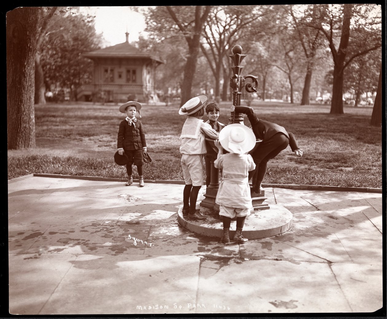Cinco crianças brincando e bebendo na fonte em Madison Square, Nova York, 1901 (impressão de gelatina de prata) de Byron Company
