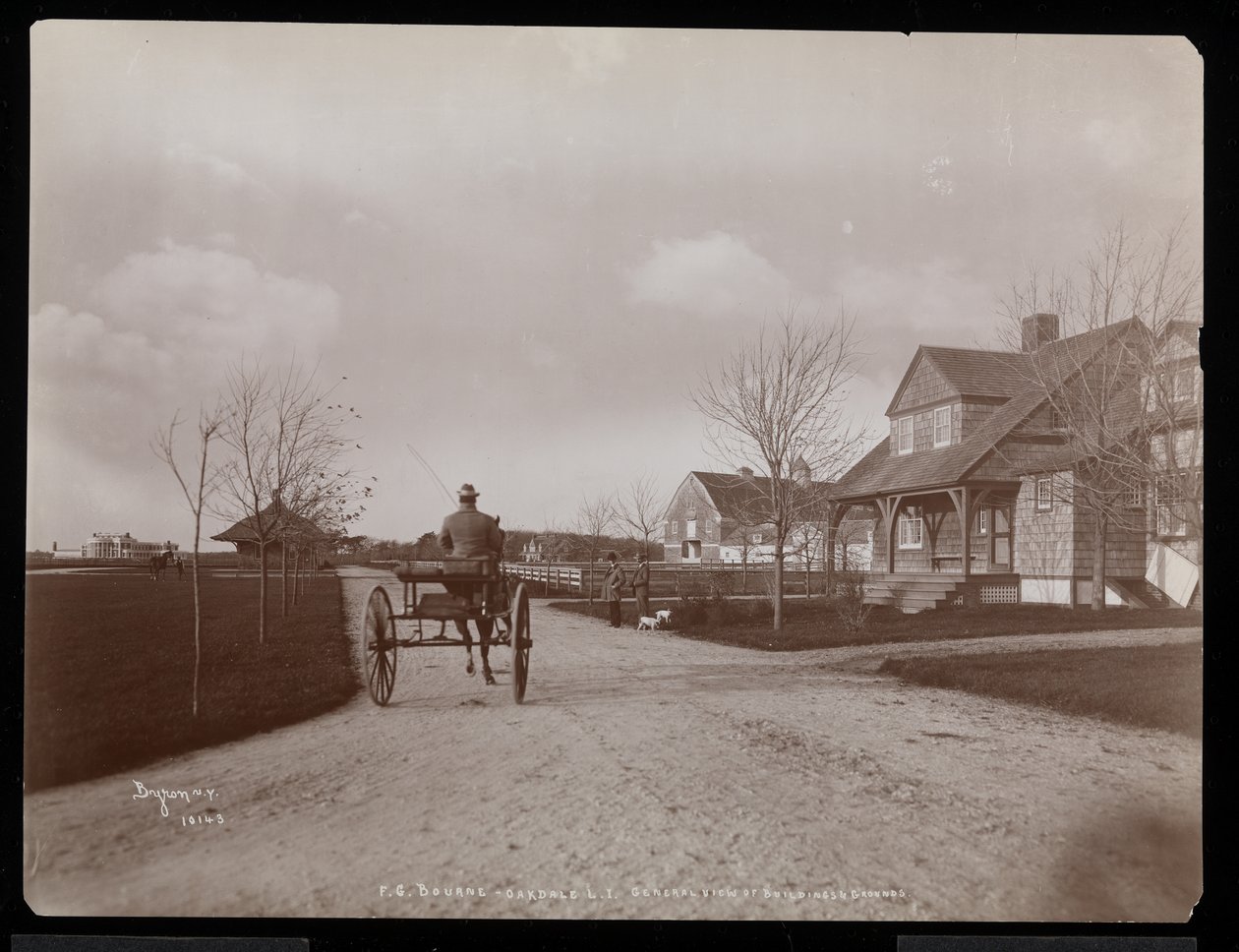 Vista geral de casas e edifícios na propriedade de FG Bourne em Oakdale, Long Island, Nova York, 1900 (impressão de gelatina de prata) de Byron Company