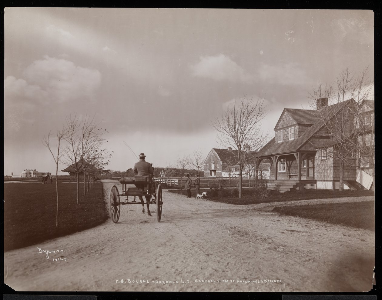 Vista geral de casas e edifícios na propriedade de FG Bourne em Oakdale, Long Island, Nova York, 1900 (impressão de gelatina de prata) de Byron Company