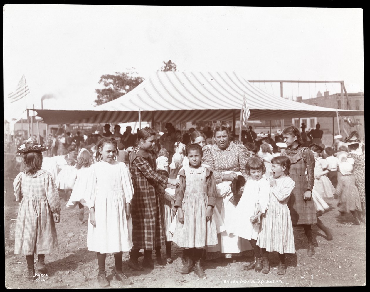 Grupo de meninas e uma mulher no Hudson Bank Gymnasium e Playground, 53rd Street e 11th Avenue, Nova York, 1898 (impressão em gelatina de prata) de Byron Company