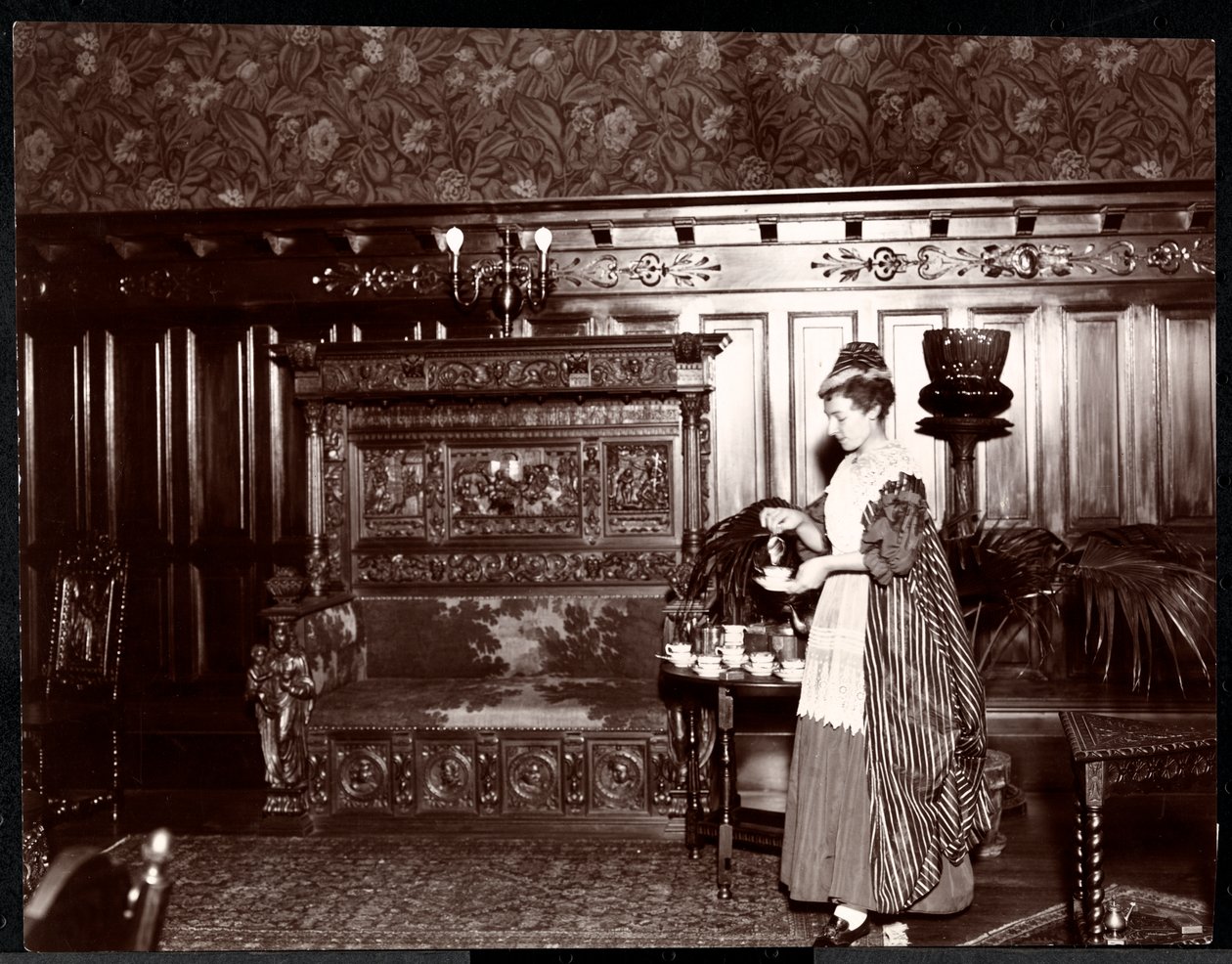 Convidado tomando chá no Hotel Marie Antoinette, 1895 ou 1896 (impressão em gelatina de prata) de Byron Company