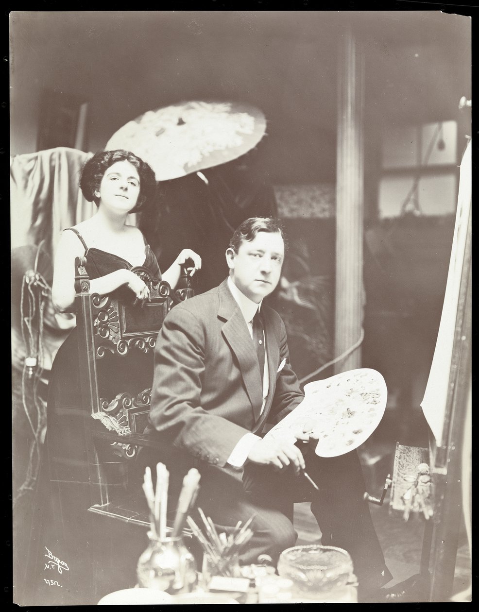 Harrison Fisher and Model, 1908-9 (impressão de gelatina de prata) de Byron Company